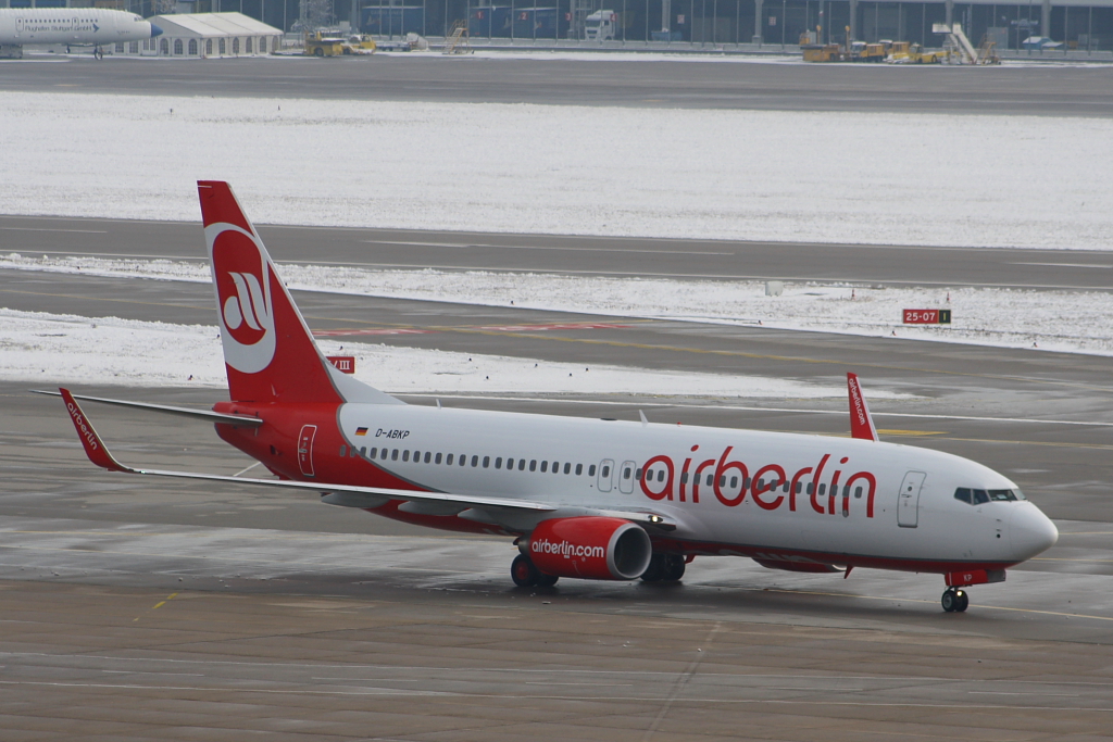Air Berlin 
Boeing 737-86J 
D-ABKP 
Stuttgart 
28.11.10

