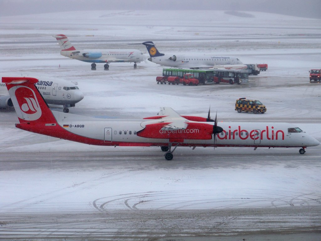 Air Berlin, Bombardier Dash DHC-8-402Q, D-ABQB auf dem Hamburger Flughafen. Aufgenommen am 19.12.09.