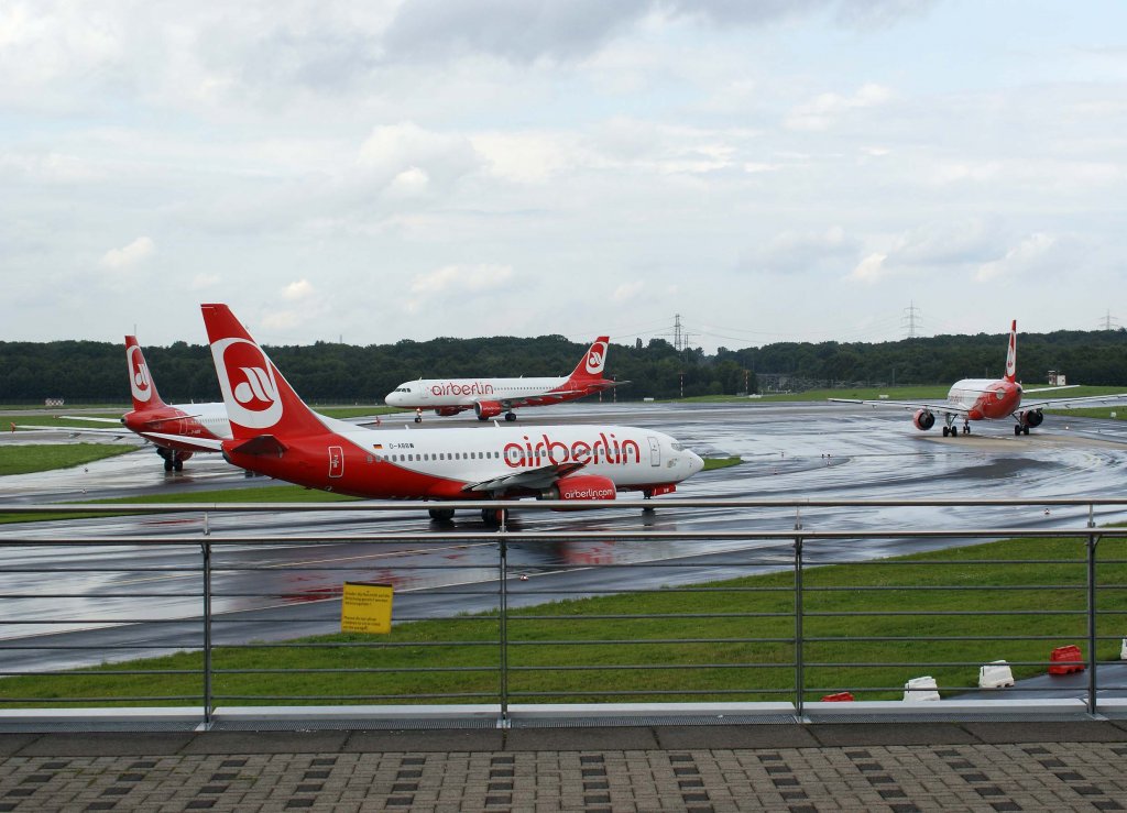 Air Berlin, D-ABBW (AB-Flugzeuge warten auf den Start), Boeing 737-700 (Hamm/Ruhr 2010), 2010.08.28, DUS, Dsseldorf, Germany