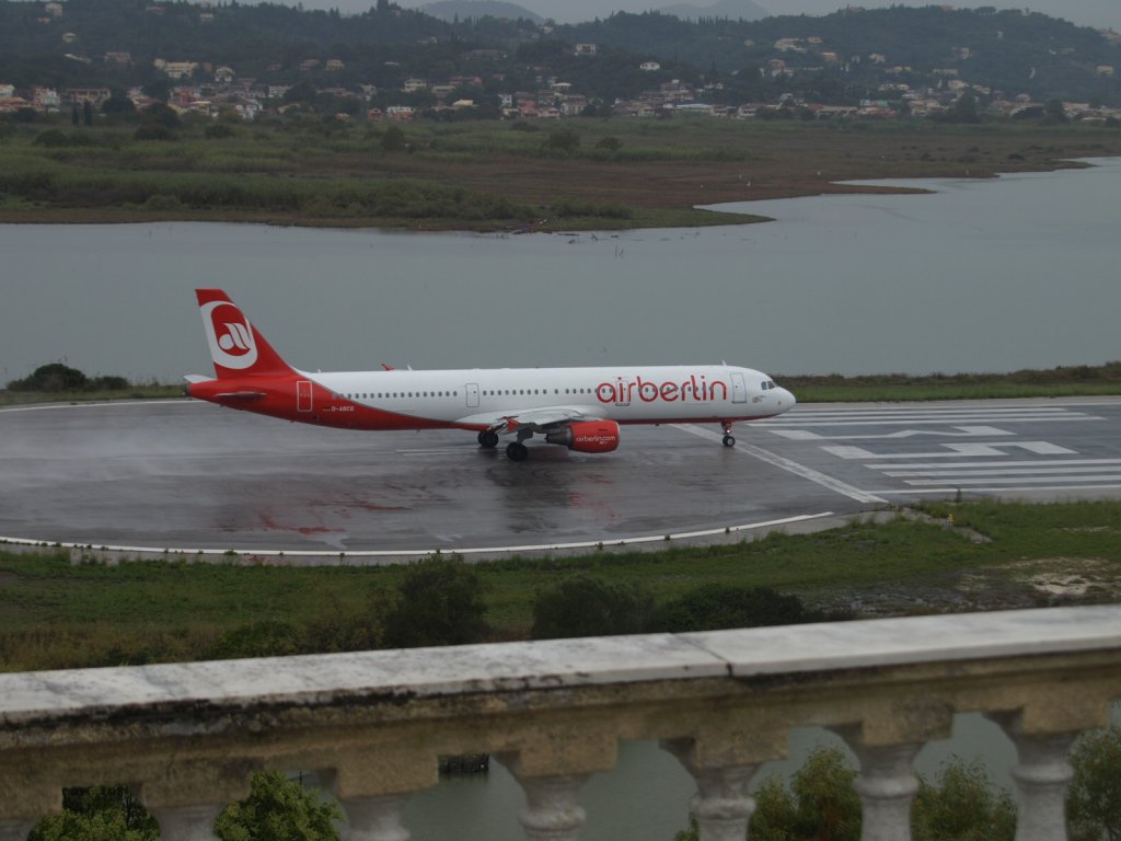 Air Berlin, D-ABCG Airbus A 321-200 wartet in Korfu auf die Freigabe zum Start
augen. 12.10.2010
