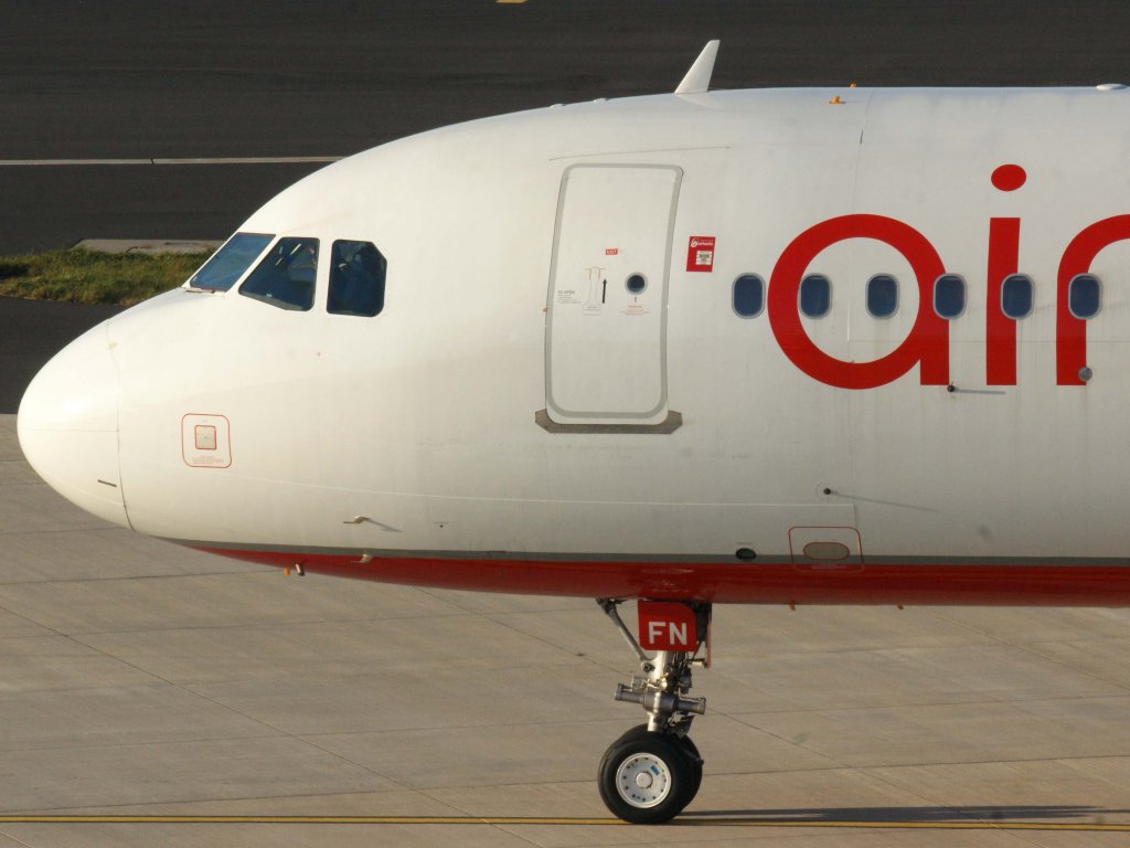 Air Berlin, D-ABFN, Airbus A 320-200 (Bug/Nose), 13.11.2011, DUS-EDDL, Dsseldorf, Germany 