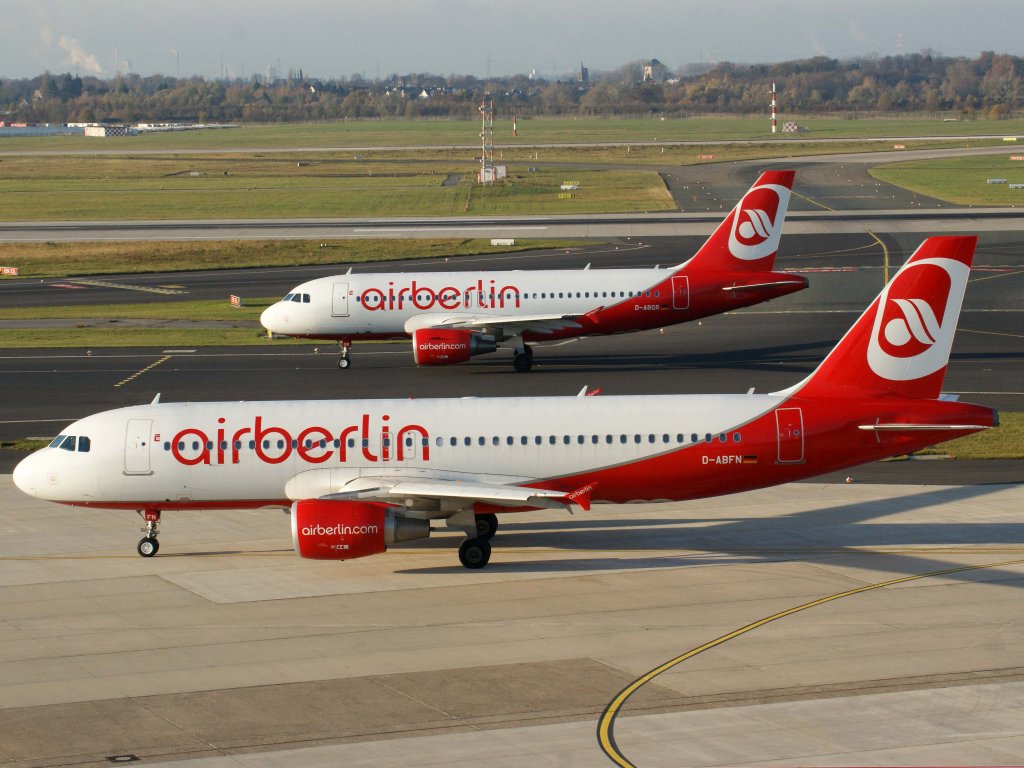 Air Berlin, D-ABFN, Airbus A 320-200 (dahinter A 319-100  D-ABGR , beide auf dem Weg zum Start), 13.11.2011, DUS-EDDL, Dsseldorf, Germany

