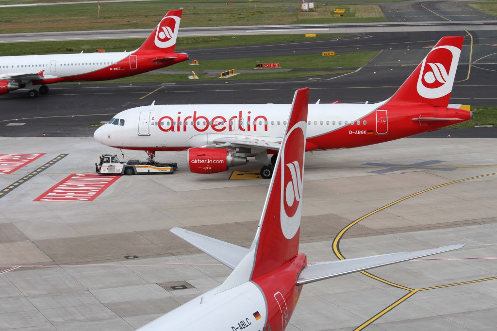 Air Berlin, D-ABGK, Airbus, A 319-100 = push back (D-ABCC = zum Start, D-ABLC = am Gate), 11.08.2012, DUS-EDDL, Dsseldorf, Germany 