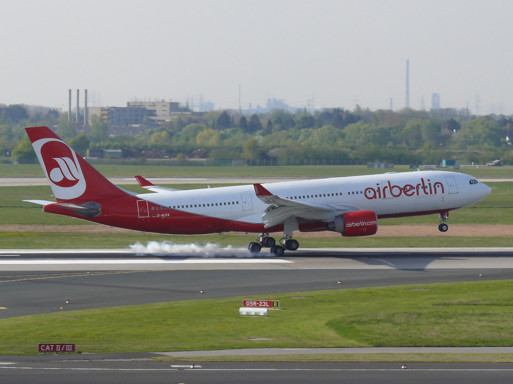 Air Berlin; D-ALPA; Airbus 330-223. Flughafen Dsseldorf. 24.04.2010.