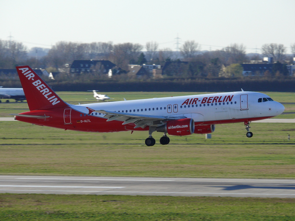 Air Berlin; D-ALTL; Airbus A320-214. Flughafen Dsseldorf. 19.03.2011.