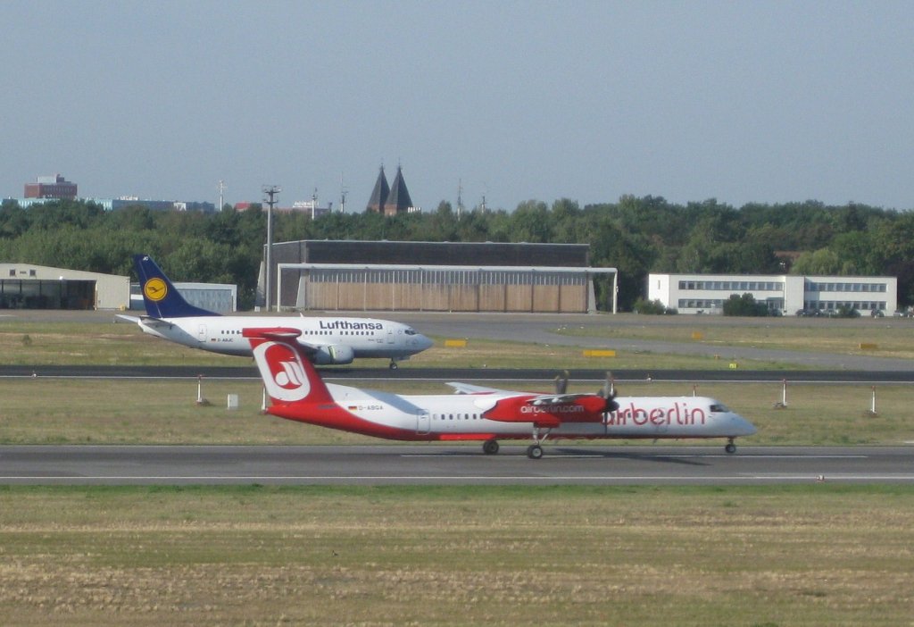Air Berlin-Dash 8-402Q beim Start in Berlin-Tegel, im Hintergrund eine Lufthansa-Boeing 737-500