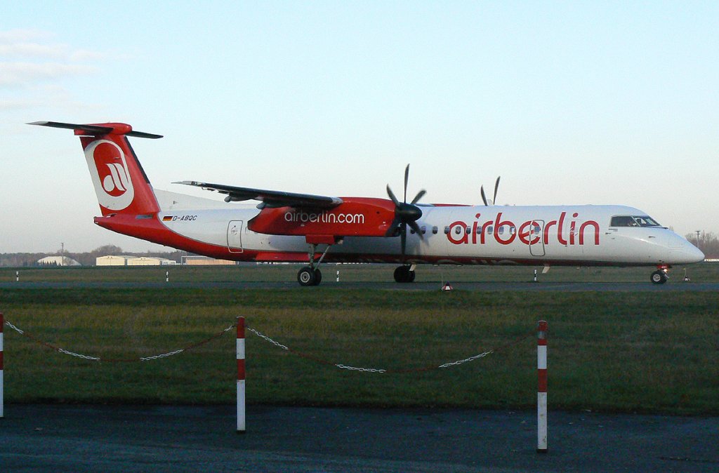 Air Berlin De Havilland Canada DHC-8-402Q D-ABQC am frhen Morgen des 21.11.2009 auf dem Flughafen Berlin-Tegel
