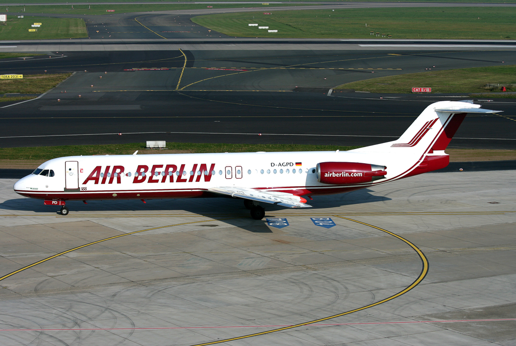 Air Berlin F100 D-AGPD rollt zum Gate in DUS / EDDL / Dsseldorf am 20.09.2008