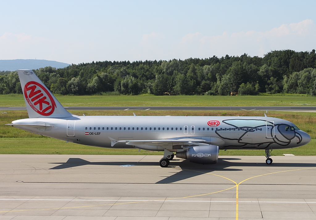 Air Berlin Flug 3255 aus Palma, hier vor den Terminal in Friedrichshafen, zum Einsatz kam ein Airbus A320 von Niki, OE-LEF (26.07.2012/16:30 Uhr)