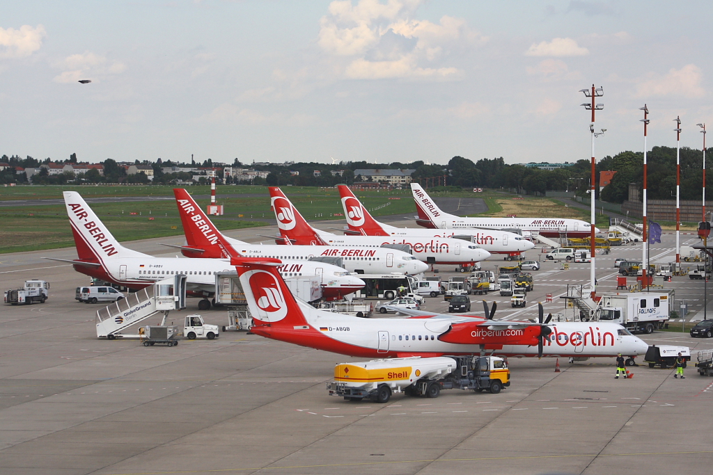 Air Berlin-Jets in Berlin-Tegel vor dem Terminal C am 19.08.10