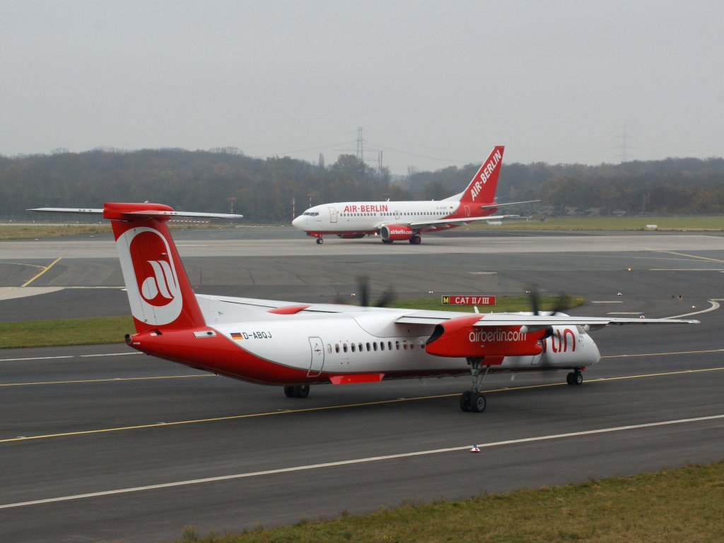 Air Berlin (LGW), D-ABQJ, DHC 8Q-400 (sie wartet auf den Start, hinten  D-AGEP  beim Start), 13.11.2011, DUS-EDDL, Dsseldorf, Germany 