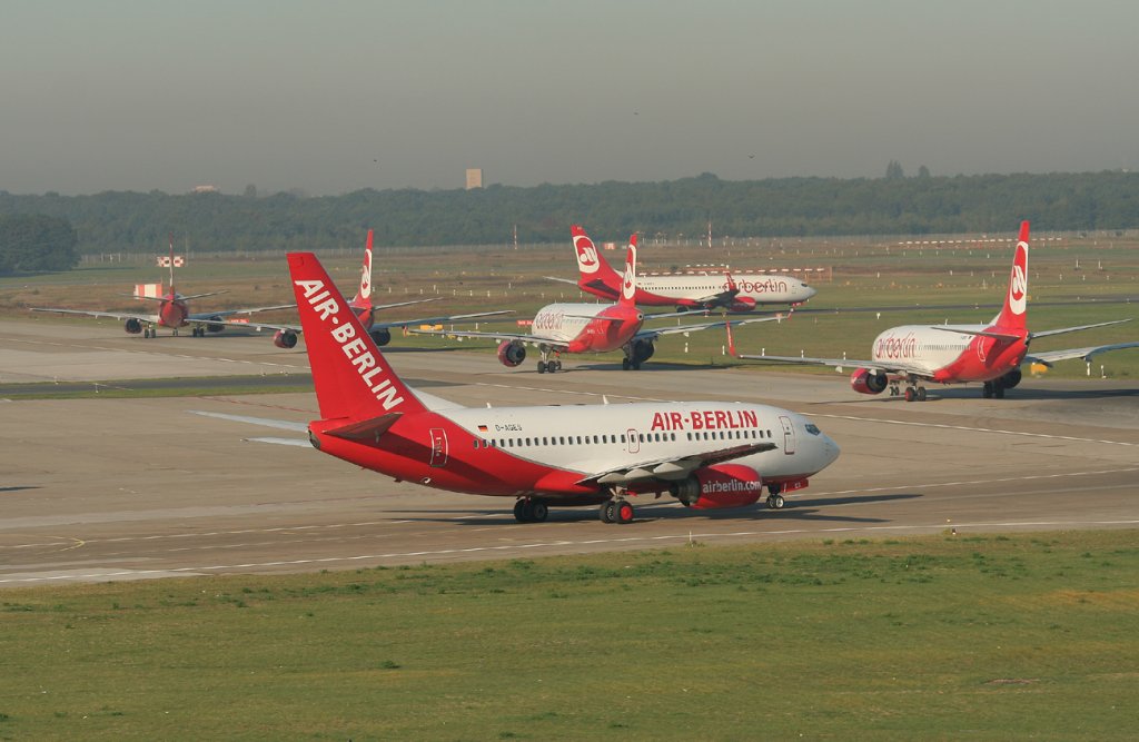 Air Berlin im Stau am 01.10.2011 auf dem Flughafen Berlin-Tegel