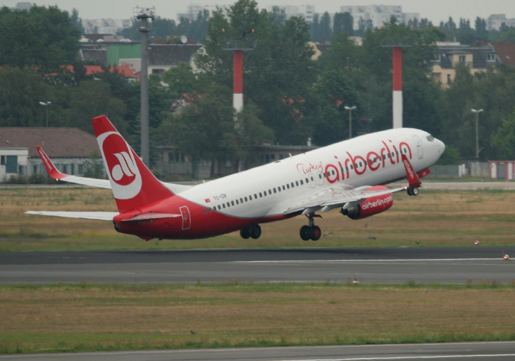 Air Berlin Turkey B 737-86J TC-IZB beim Start in Berlin-Tegel am 03.07.2012