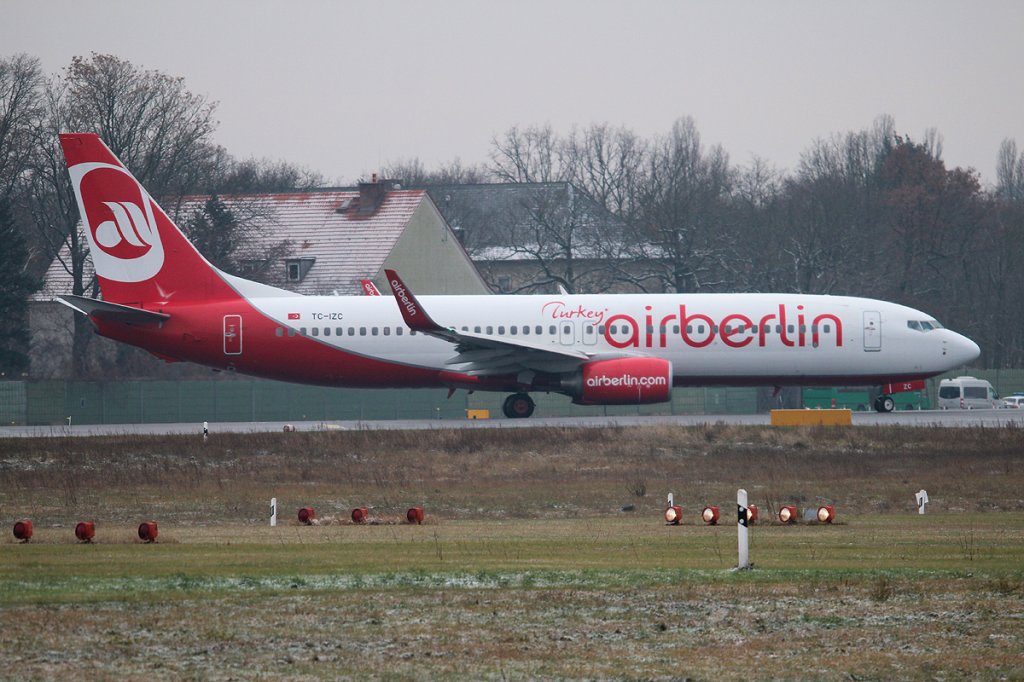 Air Berlin Turkey B 737-86J TC-IZC kurz vor dem Start in Berlin-Tegel am 01.12.2012