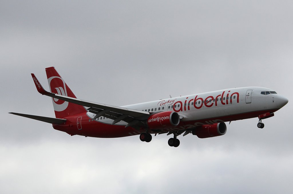 Air Berlin Turkey B 737-86J TC-IZF bei der Landung in Berlin-Tegel am 03.03.2013