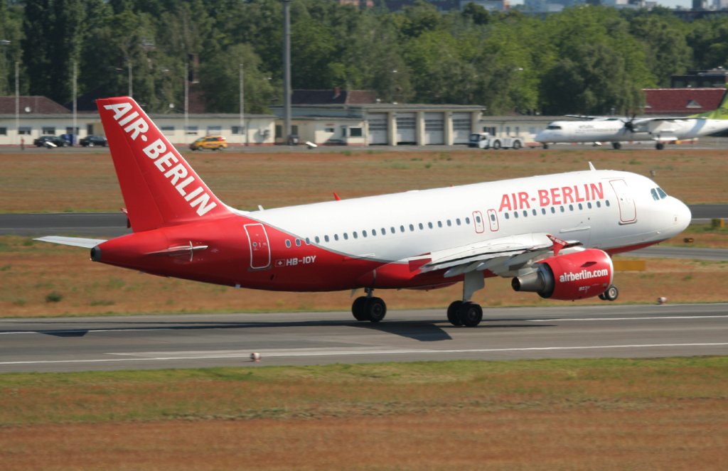 Air Berlin(Belair) A 319-112 HB-IOY beim Start in Berlin-Tegel am 02.06.2011