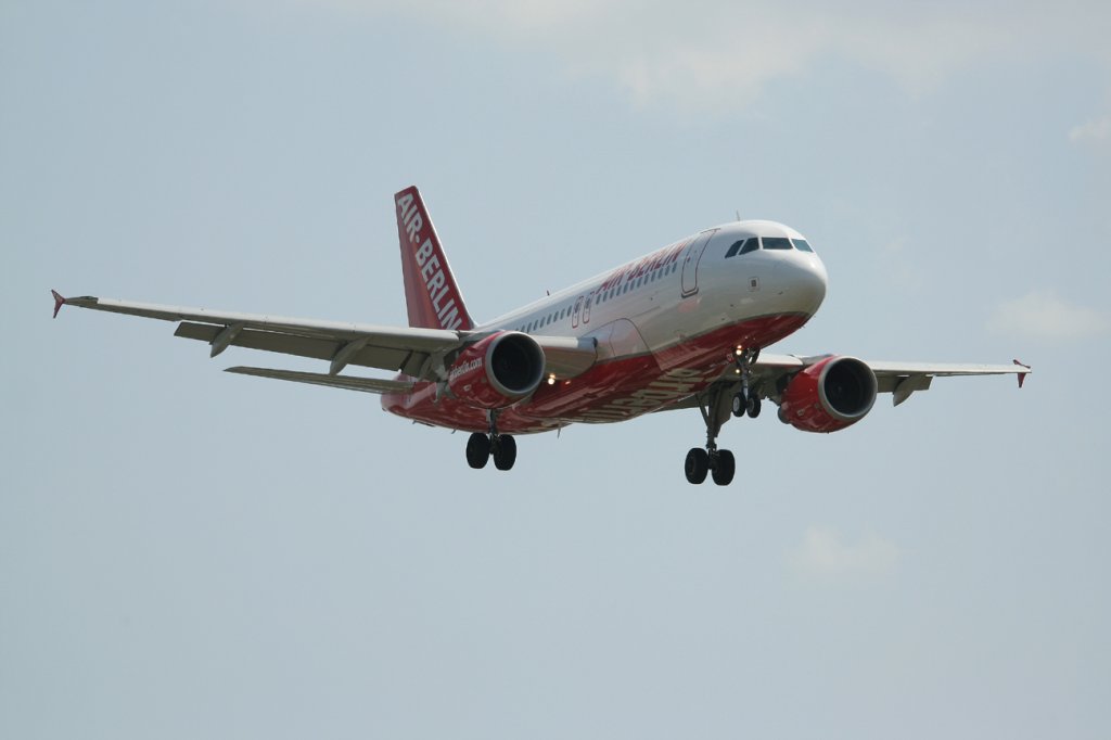 Air Berlin(Belair) A 319-112 HB-IOY kurz vor der Landung in Berlin-Tegel am 10.06.2011