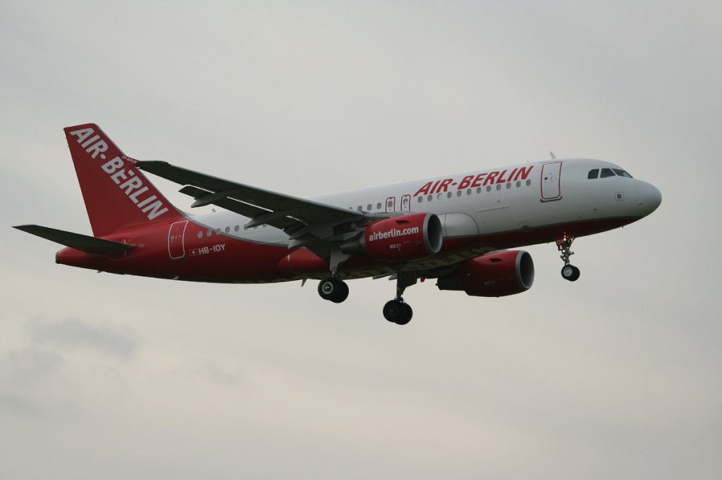 Air Berlin(Belair) A 319-112 HB-IOY kurz vor der Landung in Berlin-Tegel am 18.06.2011