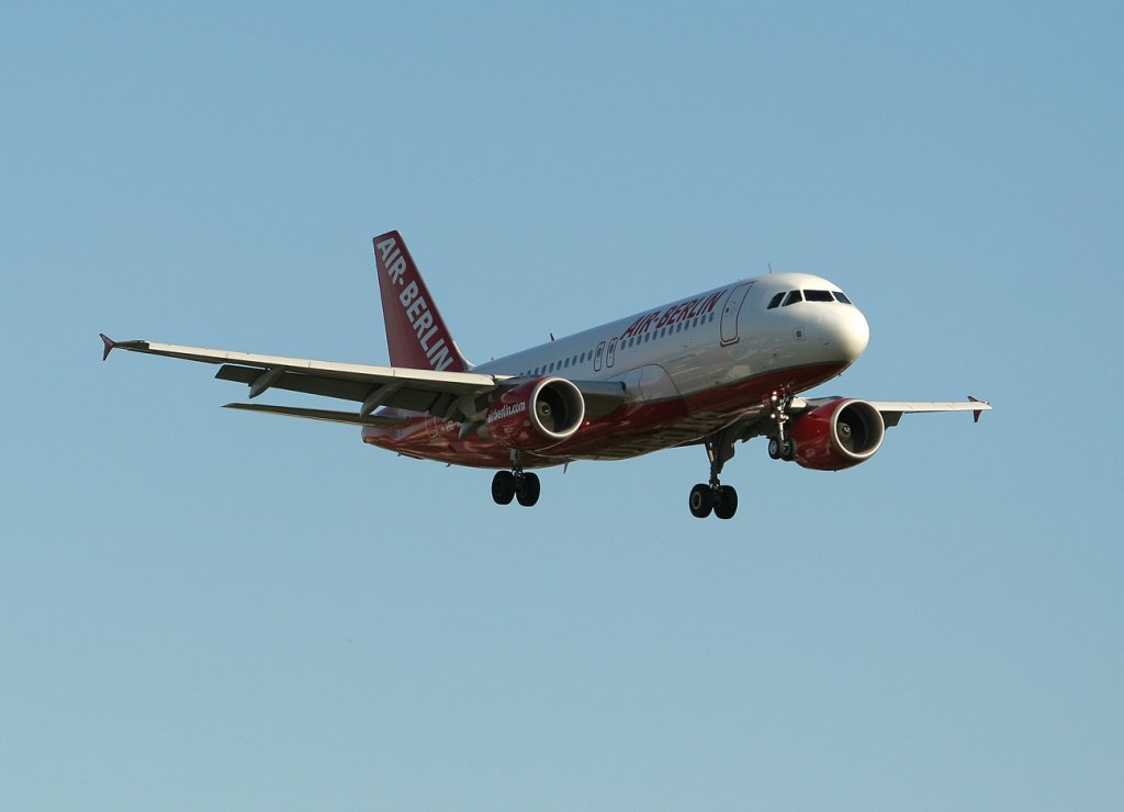 Air Berlin(Belair) A 319-112 HB-IOY kurz vor der Landung in Berlin-Tegel am 30.09.2011