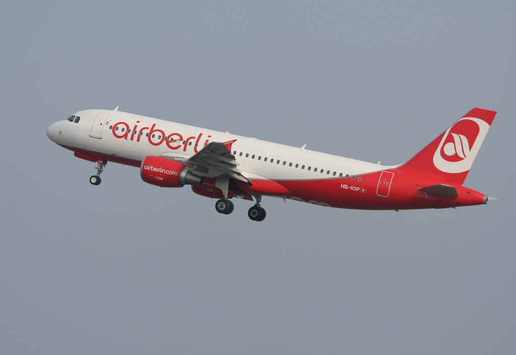 Air Berlin(Belair) A 320-214 HB-IOP beim Start in Berlin-Tegel am 02.04.2011