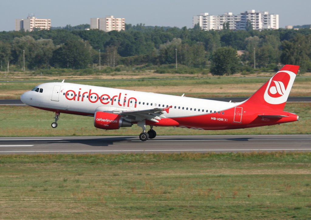 Air Berlin(Belair) A 320-214 HB-IOR beim Start in Berlin-Tegel am 21.08.2010