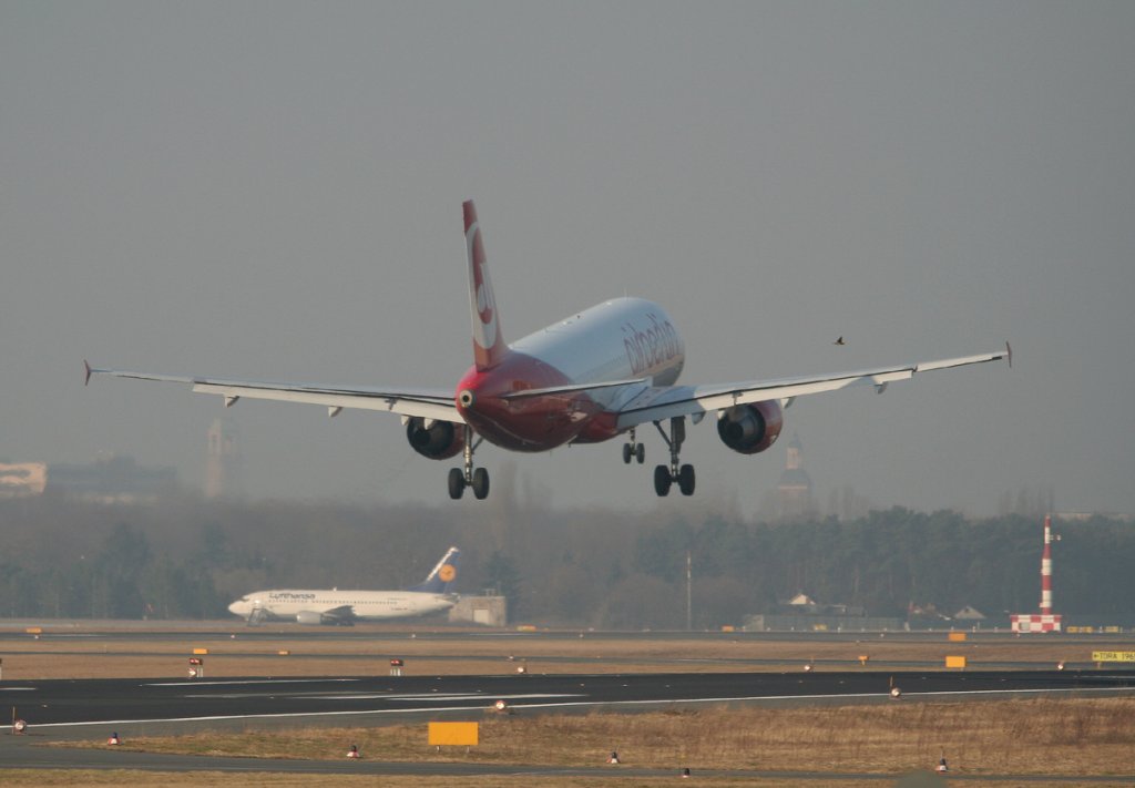 Air Berlin(Belair) A 320-214 HB-JOZ bei der Landung in Berlin-Tegel am 17.03.2012