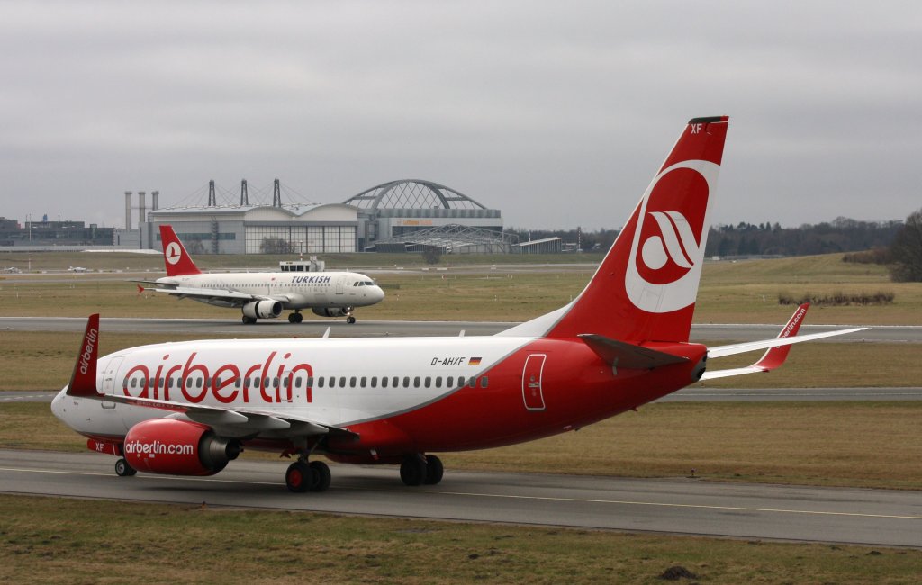 Air Berlin,D-AHXF,(c/n 35136),Boeing 737-7K5(WL),12.03.2012,HAM-EDDH,Hamburg,Germany,(hinten landet Turkish Airlines TC-JPF)