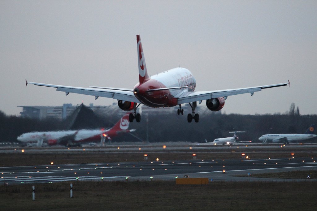 Air Berlin(Niki) A 319-112 OE-LOB bei der Landung in Berlin-Tegel am 28.12.2012