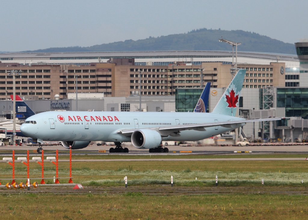 Air Canada B 777-333(ER) C-FIVR am 16.08.2012 auf dem Flughafen Frankfurt am Main