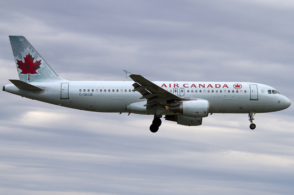 Air Canada, C-FNVU, Airbus, A320-211, 24.08.2011, YUL, Montreal, Canada 





