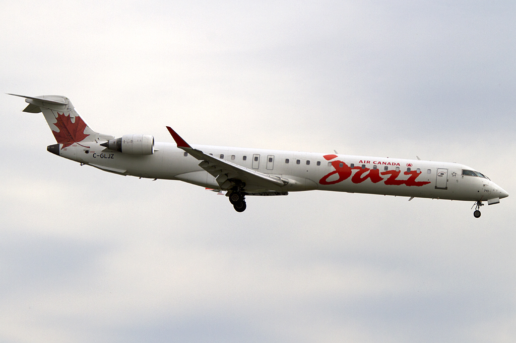 Air Canada - Jazz, C-GLJZ, Bombardier, CRJ-705ER, 31.08.2011, YUL, Montreal, Canada



