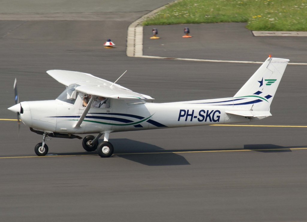 Air Center Teuge, PH-SKG, Cessna F-152, 28.07.2011, DUS-EDDL, Dsseldorf, Germany
