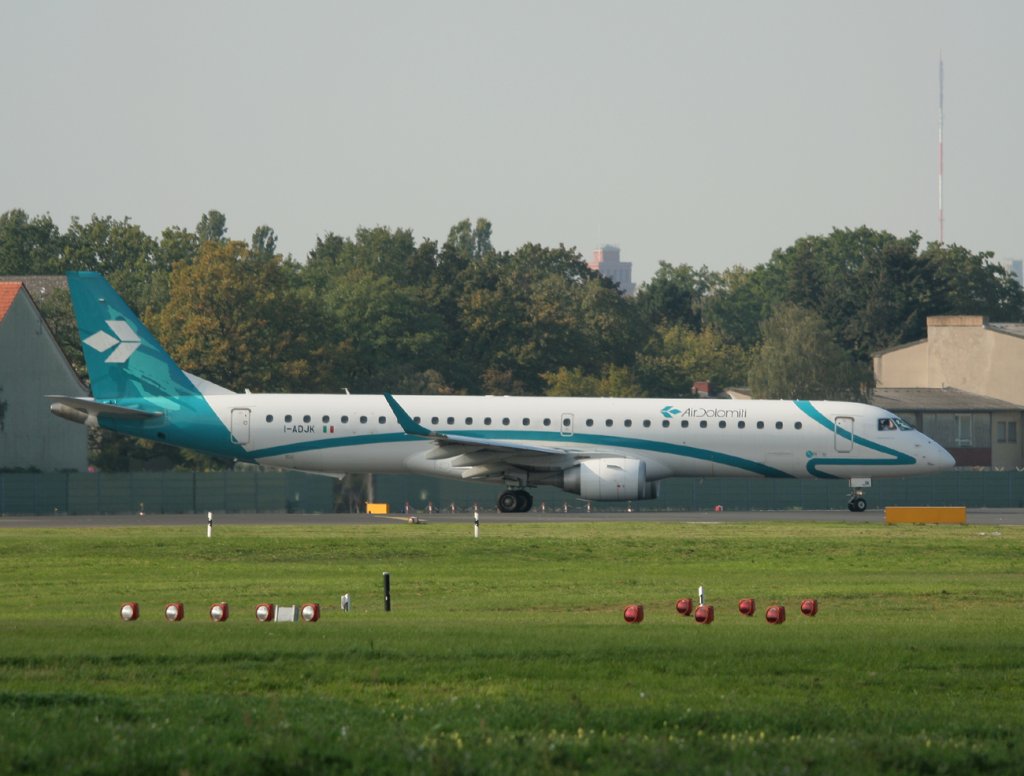 Air Dolomiti Embraer ERJ-195LR I-ADJK kurz vor dem Start in Berlin-Tegel am 17.09.2011