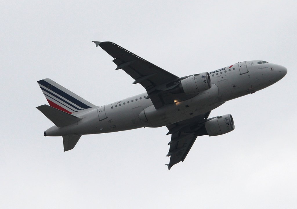 Air France A 318-111 F-GUGC beim Start in Dsseldorf am 11.03.2013