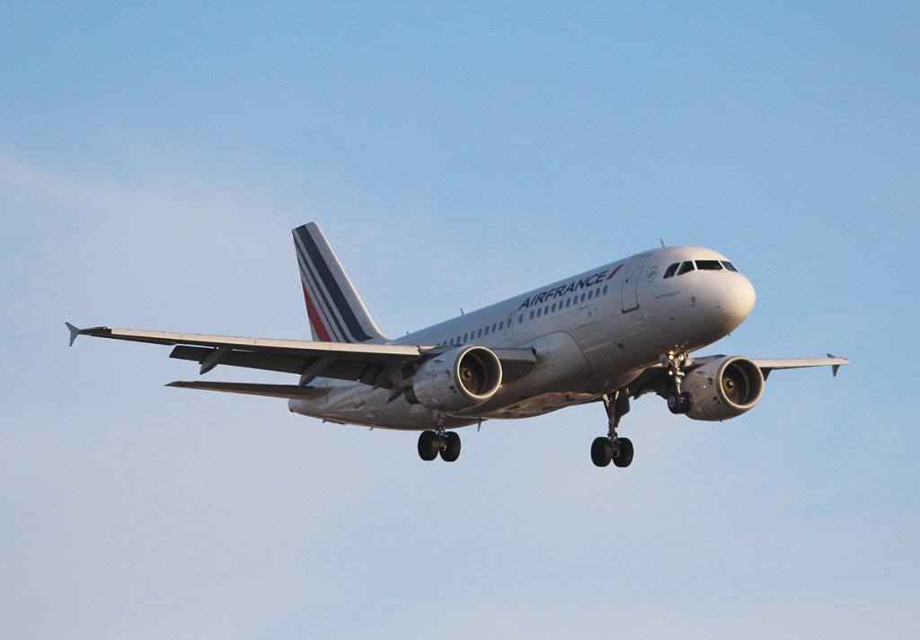 Air France A 319-111 F-GRHF bei der Landung in Berlin-Tegel am 01.03.2013