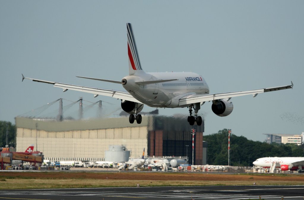 Air France A 319-111 F-GRHH kurz vor der Landung in Berlin-Tegel am 09.06.2012