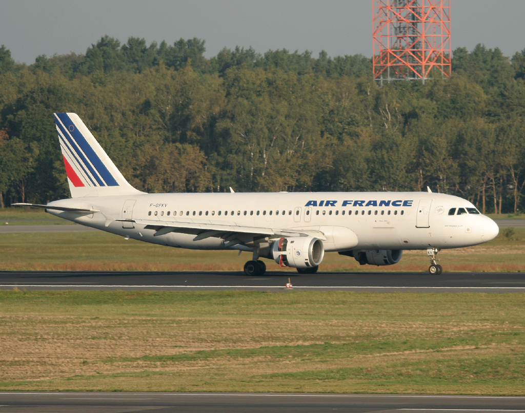 Air France A 320-211 F-GFKV nach der Landung in Berlin-Tegel am 25.09.2011