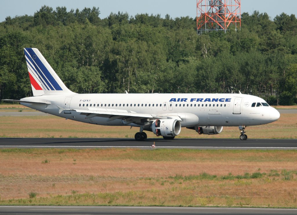 Air France A 320-211 F-GFKY nach der Landung in Berlin-Tegel am 02.06.2011