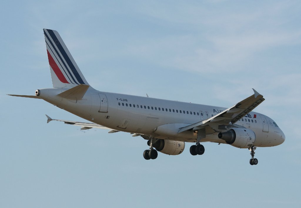 Air France A 320-211 F-GJVB kurz vor der Landung in Berlin-Tegel am 09.03.2012