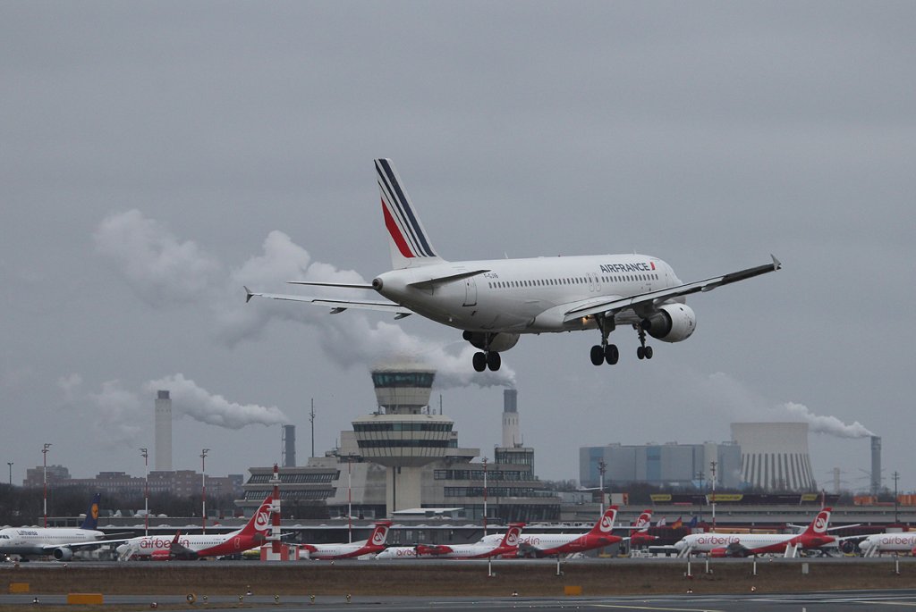 Air France A 320-211 F-GJVB bei der Landung in Berlin-Tegel am 03.03.2013