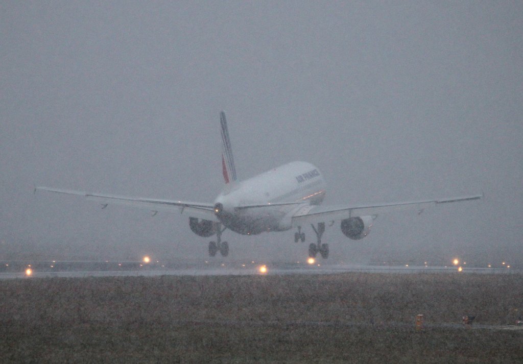 Air France A 320-214 F-GKXF bei der Landung in Berlin-Tegel im dichten Schneetreiben am 01.12.2012