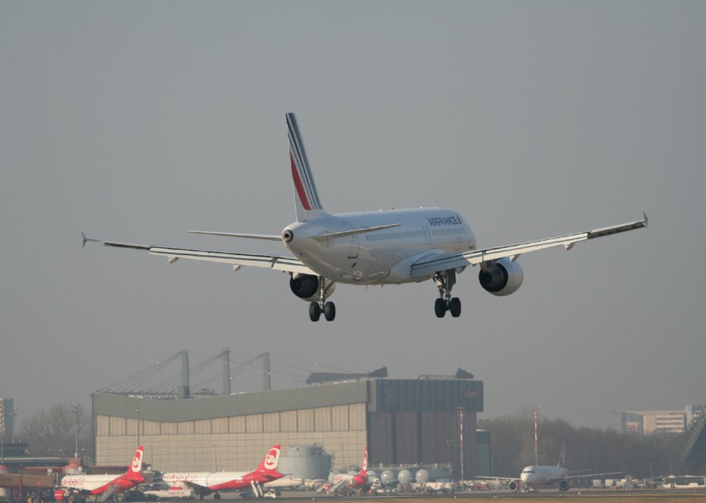 Air France A 320-214 F-GKXL kurz vor der Landung in Berlin-Tegel am 17.03.2012