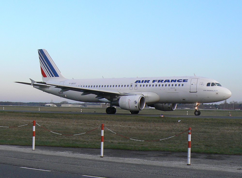Air France A 320-214 F-GKXT am frhen Morgen des 02.04.2010 auf dem Flughafen Berlin-Tegel