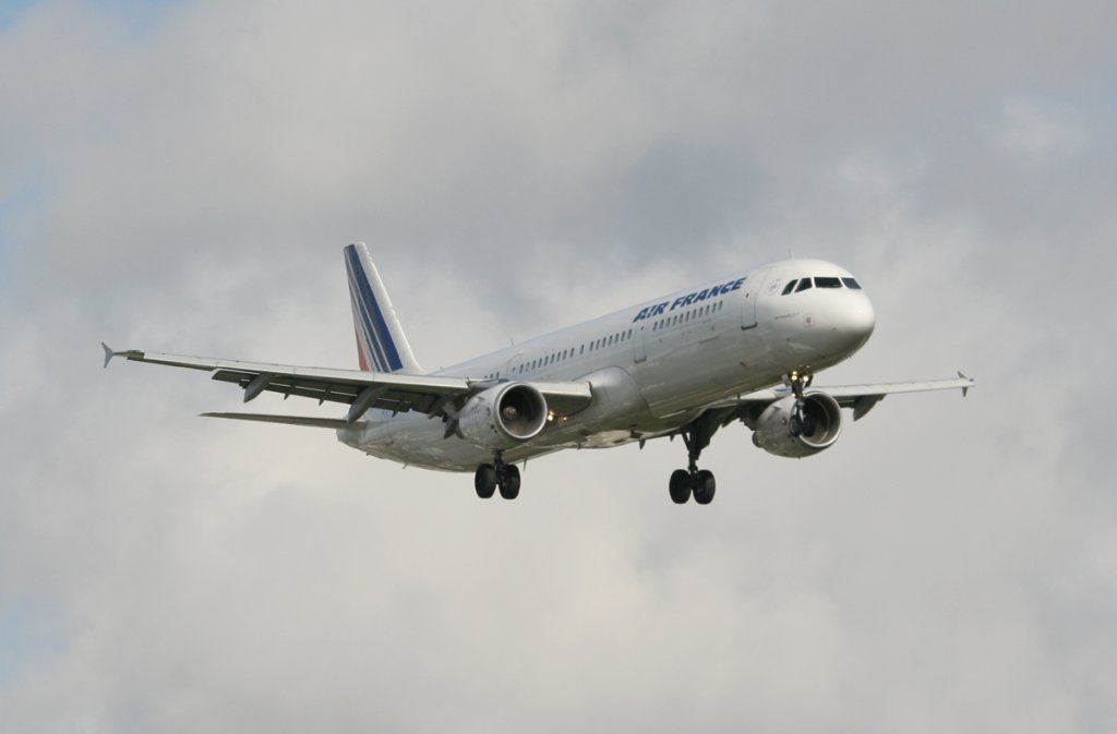 Air France A 321-212 F-GTAD kurz vor der Landung in Berlin-Tegel am 25.06.2012