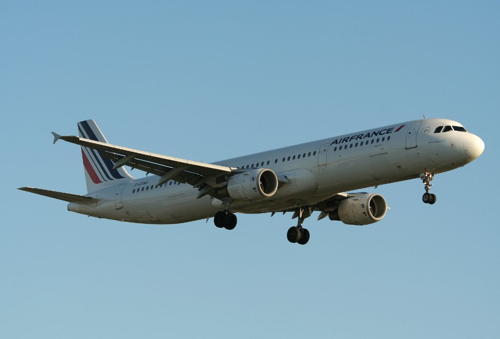 Air France A 321-212 F-GTAH kurz vor der Landung in Berlin-Tegel am 30.09.2011