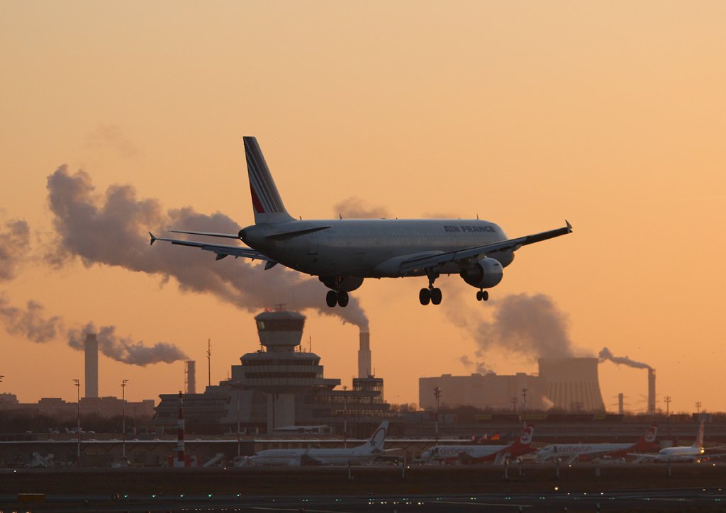 Air France A 321-212 F-GTAJ bei der Landung in Berlin-Tegel am 01.03.2013
