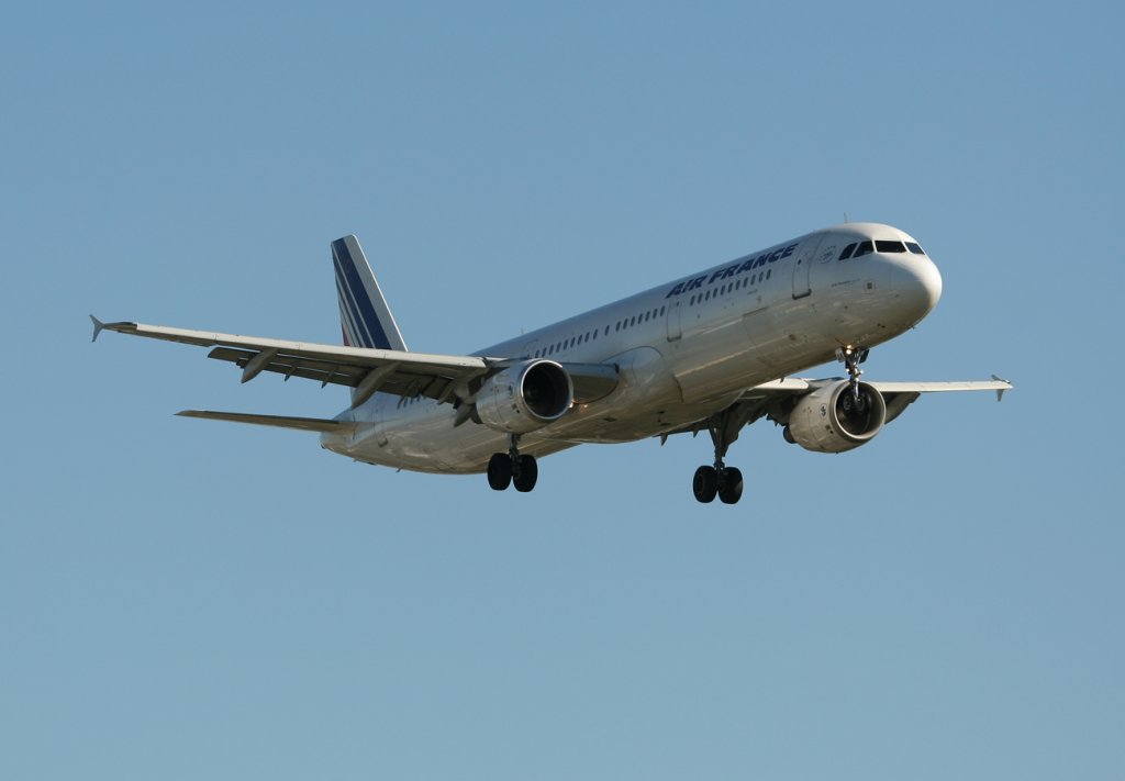 Air France A 321-212 F-GTAK kurz vor der Landung in Berlin-Tegel am 30.09.2011