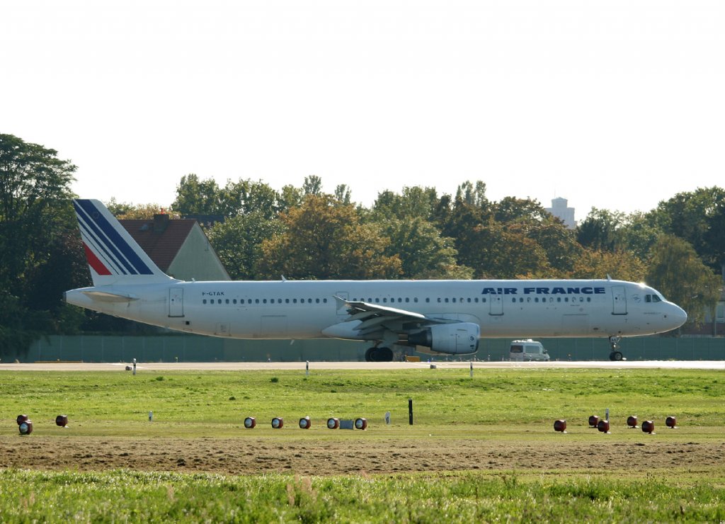 Air France A 321-212 F-GTAK kurz vor dem Start in Berlin-Tegel am 30.09.2011