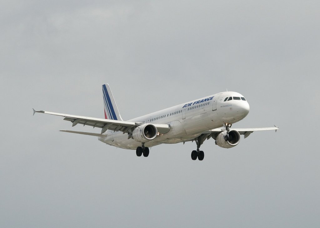 Air France A 321-212 F-GTAV kurz vor der Landung in Berlin-Tegel am 25.06.2012