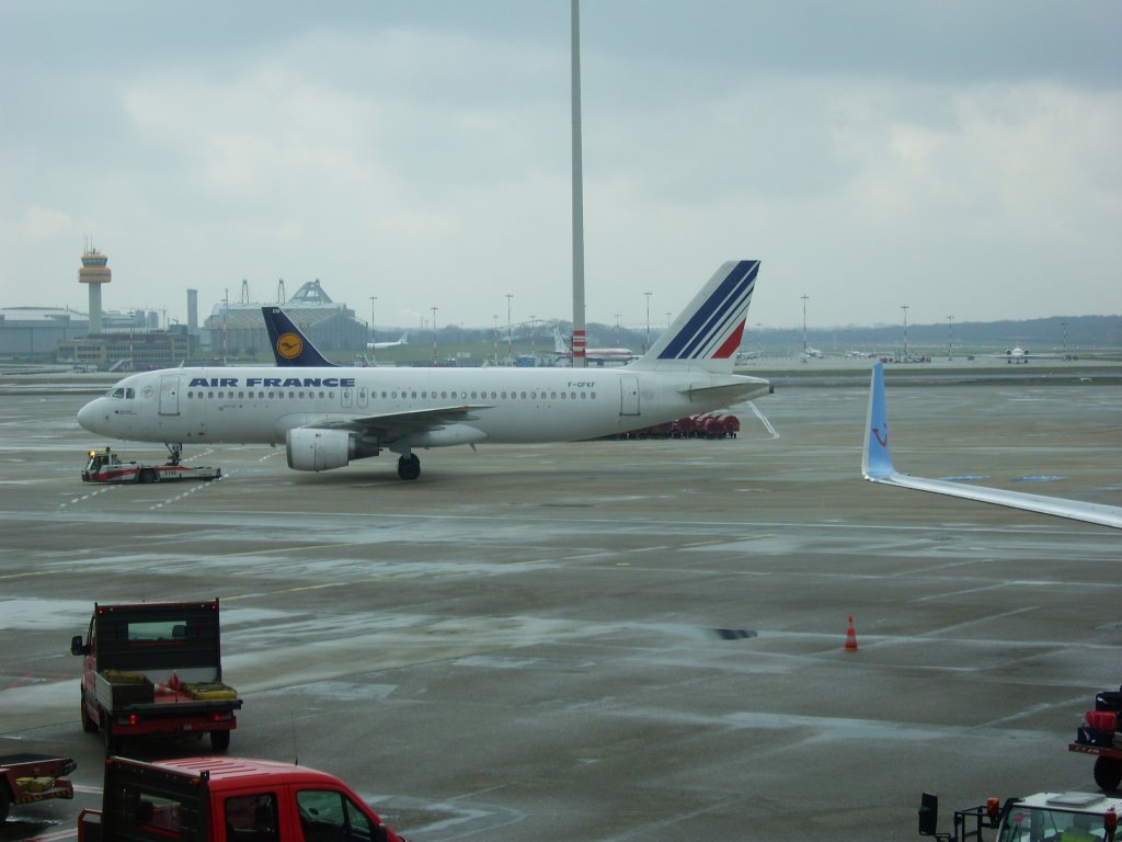 Air France, A320-111, F-GFKF auf dem Hamburger FLugahfen. Aufgenommen am 29.03.09.